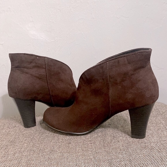 A2 by Aerosols brown suede ankle boots, size 8 1/2M. - Picture 4 of 11